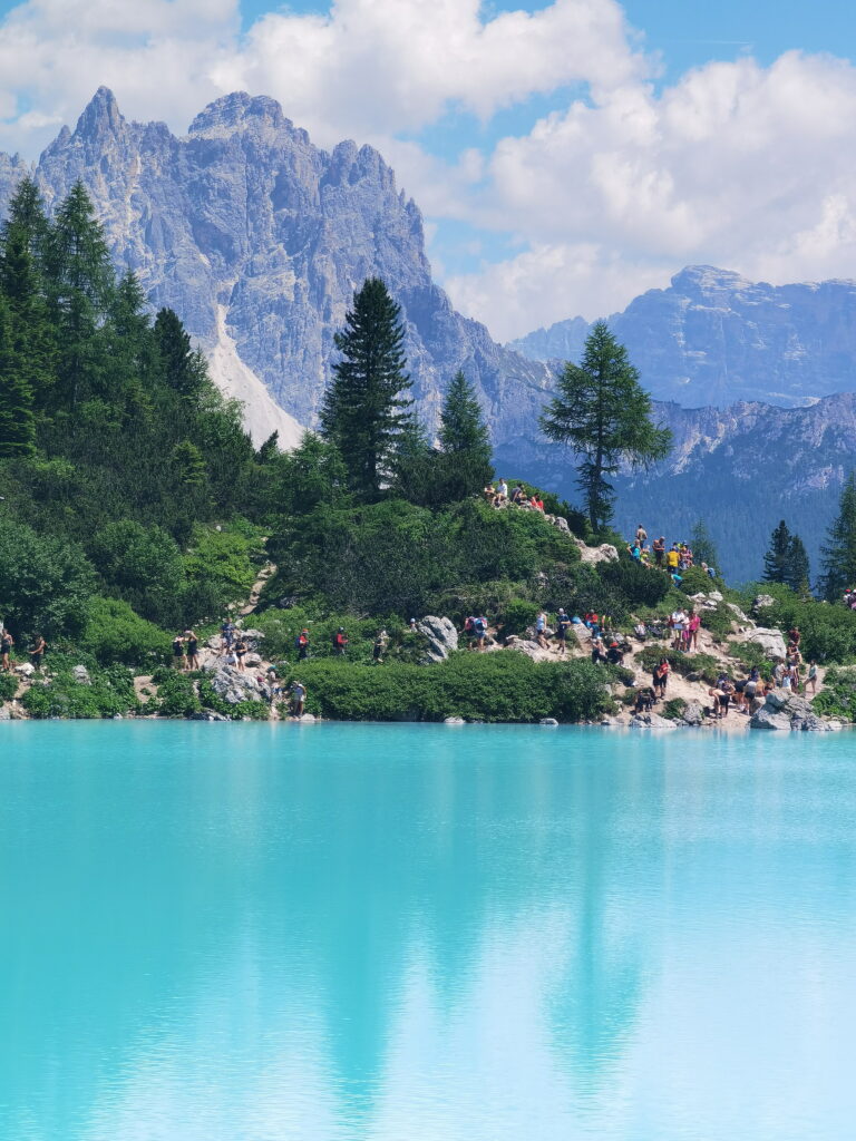 Der Lago di Sorapis ist von jeder Uferseite sehenswert und hat viele tolle Bergpanoramen