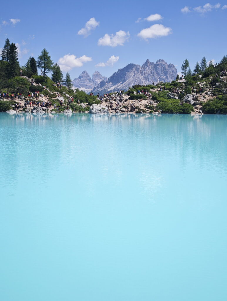 Vom Lago di Sorapis siehst du hinüber zu den Drei Zinnen - die Spitzen in der Mitte