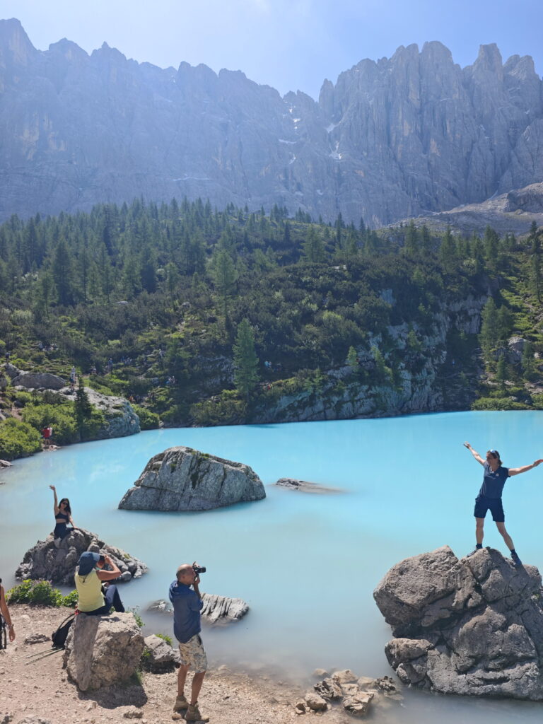 Lago di Sorapis Fotospot - zahlreiche Besucher posieren hier für das ultimative Instagram Foto