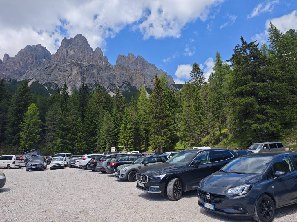 Der große Lago di Sorapis Parkplatz - unterhalb der Passhöhe, direkt an der Straße
