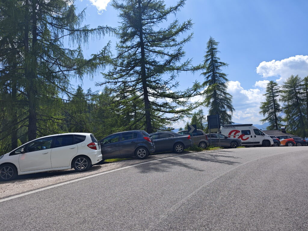 "Sorapissee Parkplatz" - die Parkbuchten an der Pass-Strasse